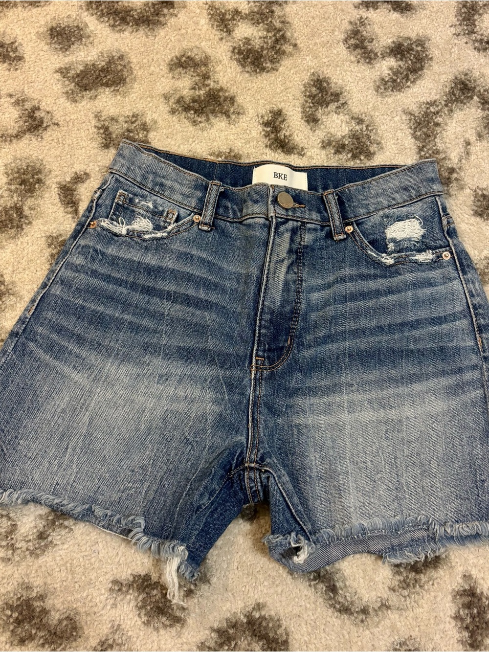 • dark blue shorts •
